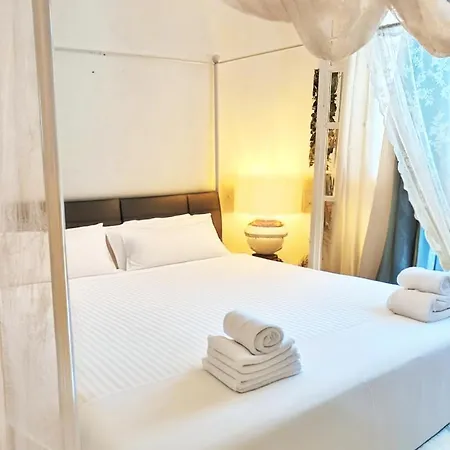 Guest house Special Rate Due To Pre Renovation! Bohemian Island House Pool And Beach