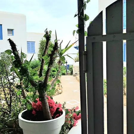 Guest house Special Rate Due To Pre Renovation! Bohemian Island House Pool And Beach