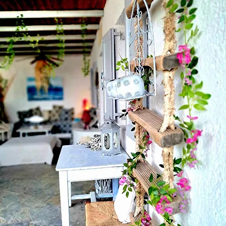 Guest house Special Rate Due To Pre Renovation! Bohemian Island House Pool And Beach